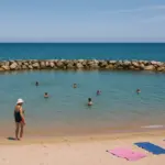 Quali spiagge italiane hanno barriere frangiflutti per nuotare tranquilli? Il vantaggio per chi non è esperto