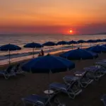 Esistono spiagge in Italia aperte fino a sera tardi? Vivi il mare quando gli altri ripartono