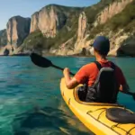Percorsi in kayak lungo le coste sarde: le rotte che sorprendono anche gli esperti