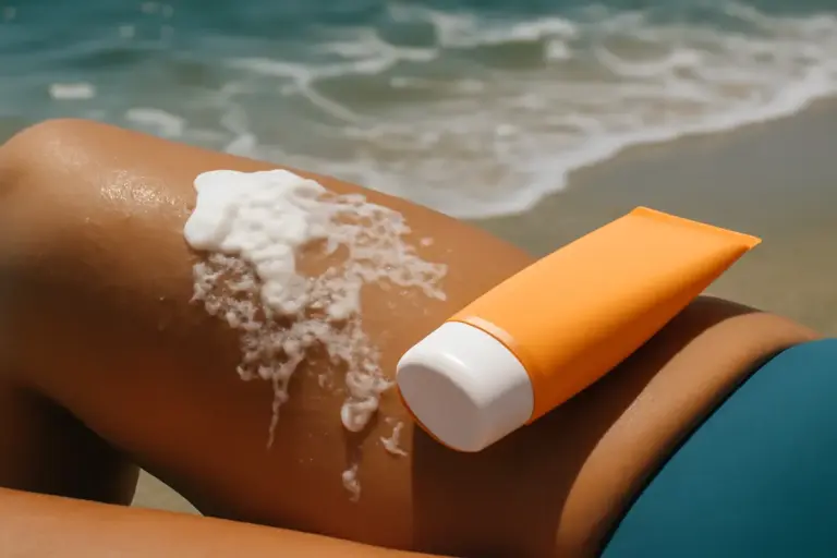 Acqua di mare e protezione solare: quello che succede alla crema in pochi minuti